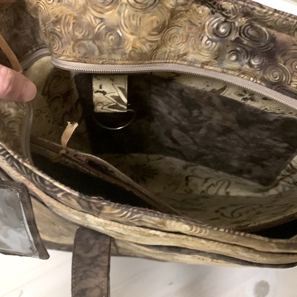 Large tote with multiple exterior and interior pockets - Picture 4 of 7